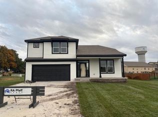 15501 Lakeside Dr, Basehor, KS 66007