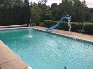 2070 Lochaven Rd, West Bloomfield, MI 48324