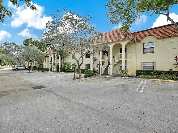 2nd image of 132 S Cypress Rd APT 518