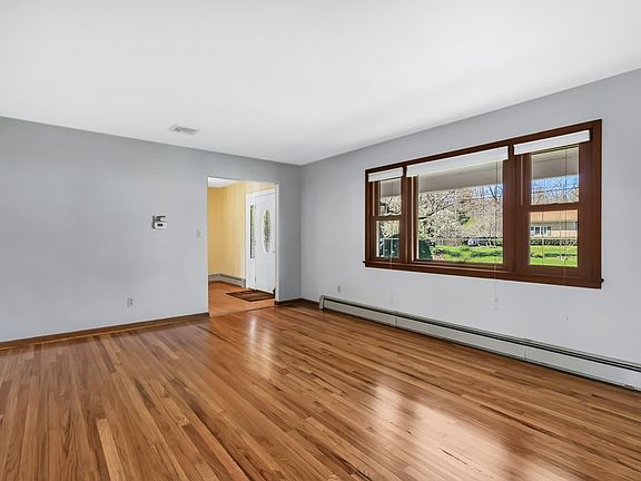 5th image of 22 Shephard Dr