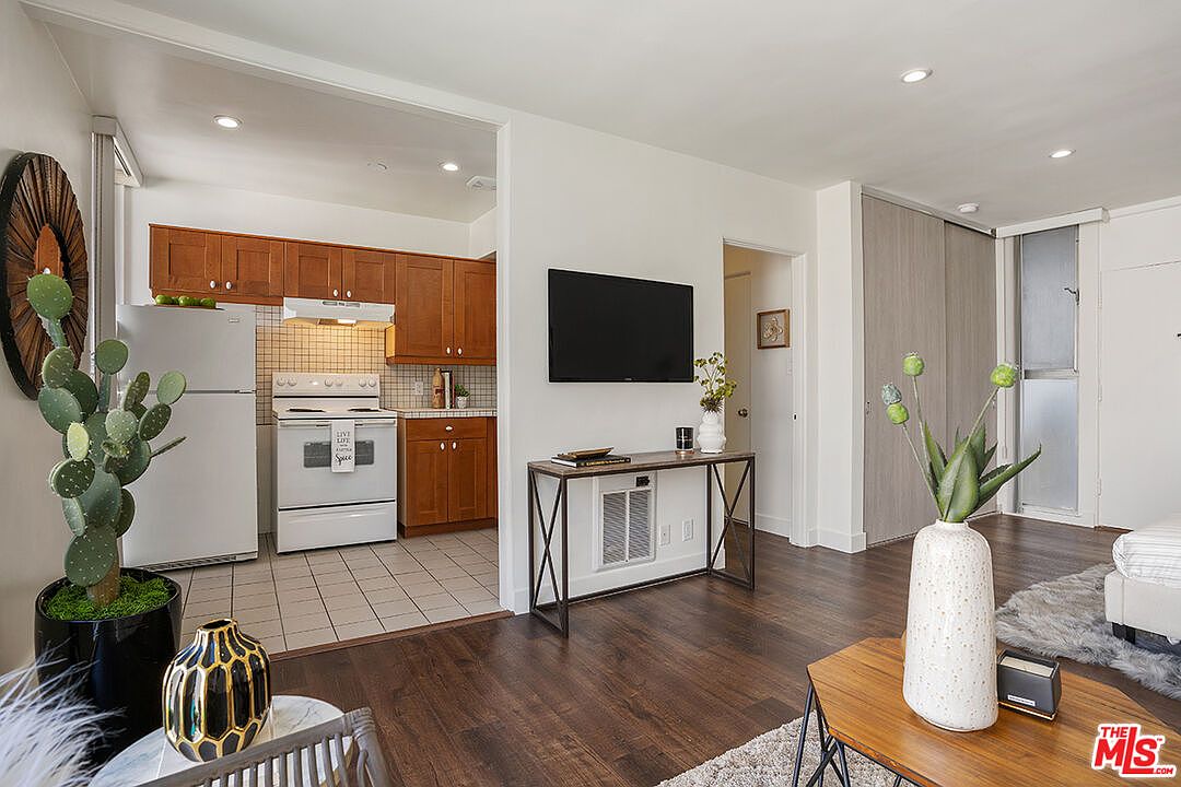 carousel photo #18 (MLS)