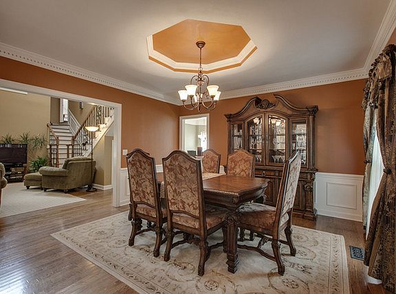 3rd image of 1302 White Oak Ln