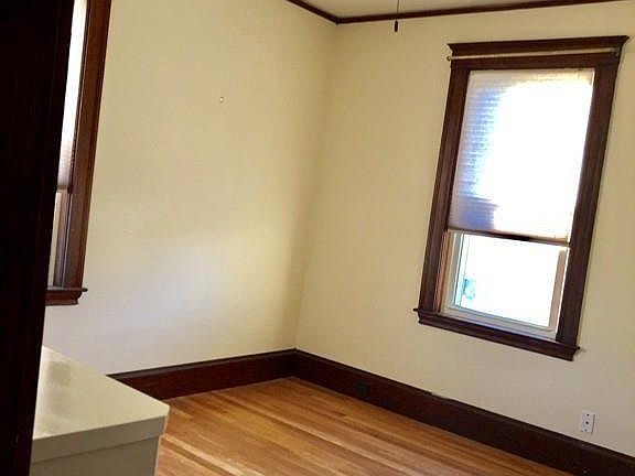 4th image of 427 Pleasant St #2
