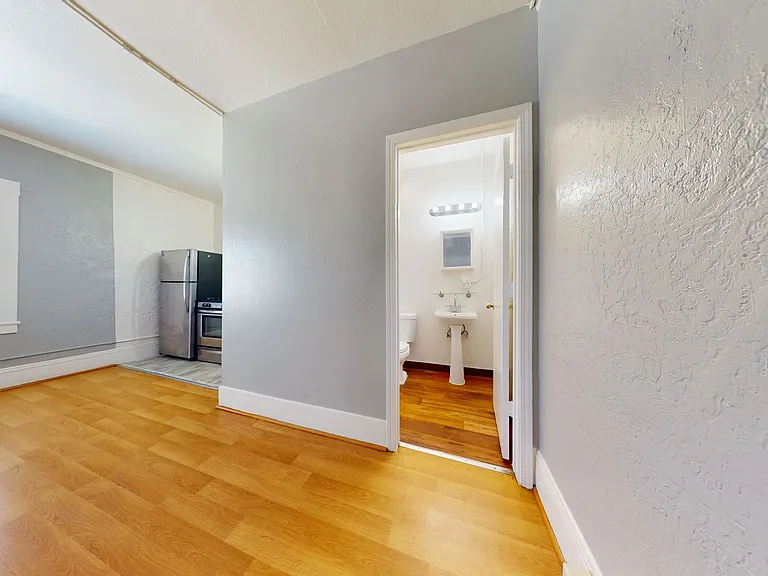 1607 2nd Ave - Studios: ONE MONTH FREE RENT!! — Photo 9