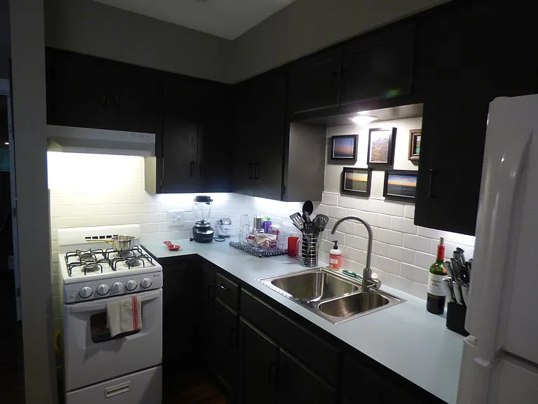 UNDER CABINET LIGHTS IN KITCHEN