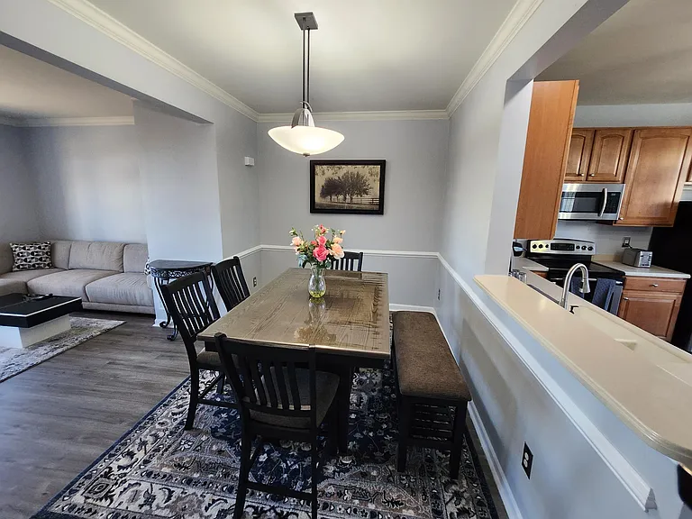 2068 Lockwood Dr — Photo 2