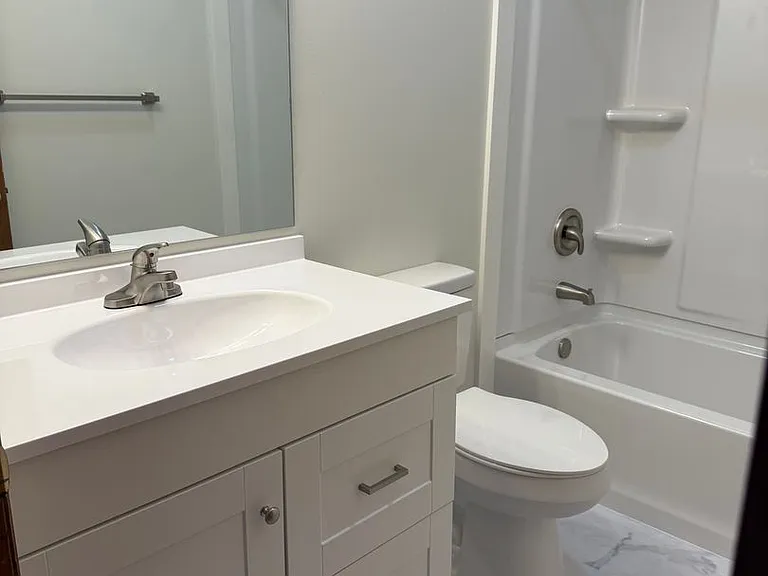 1433 W Allen St — Photo 12