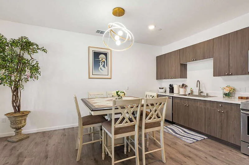 2 bed, 2.0 bath, 988 sqft, $2,600 — Photo 4