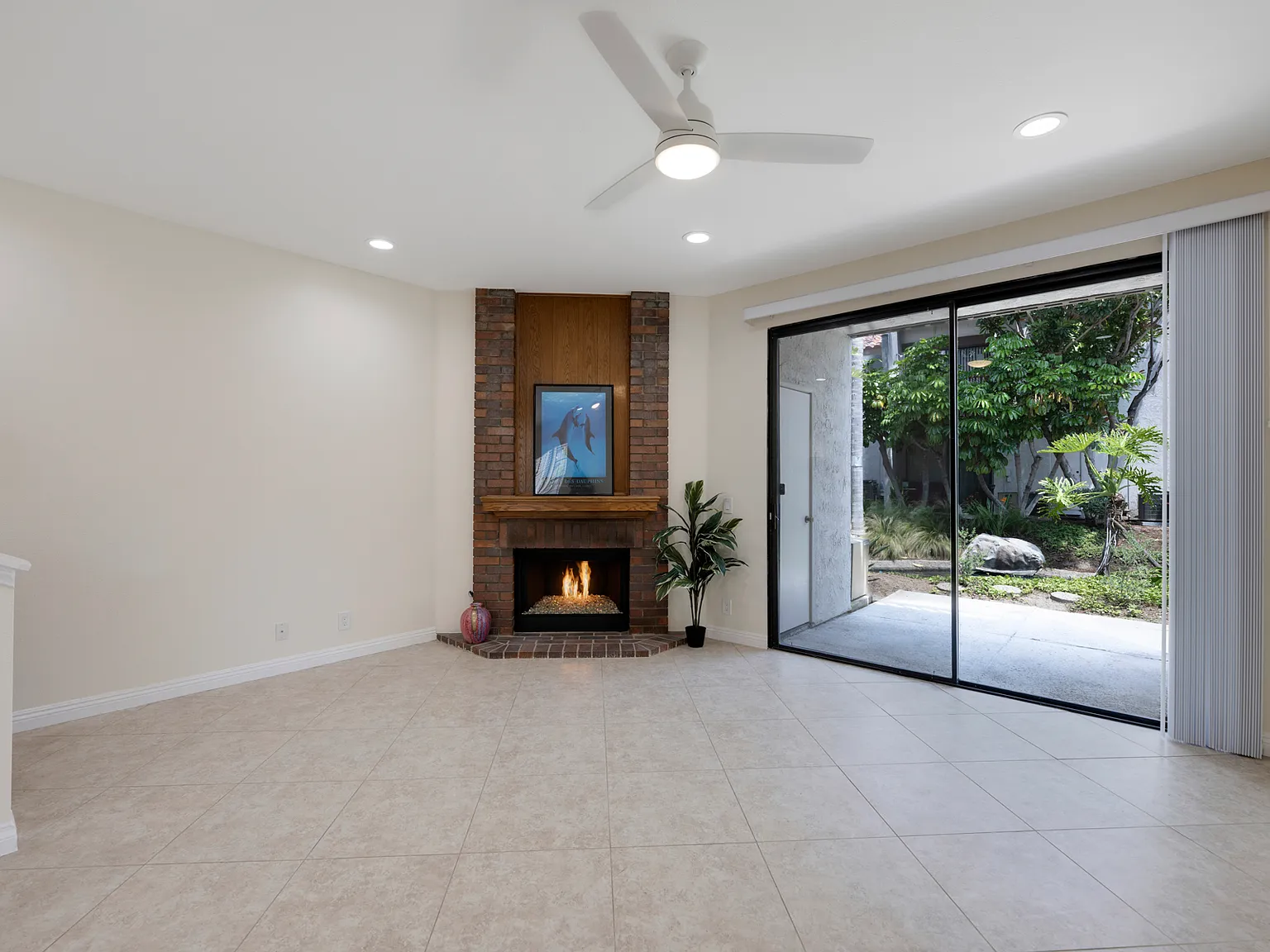2 bed, 1300 sqft, $3,400 — Photo 2