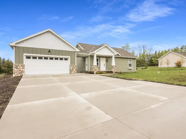 8516 S Olivia Dr, Maple City, MI 49664