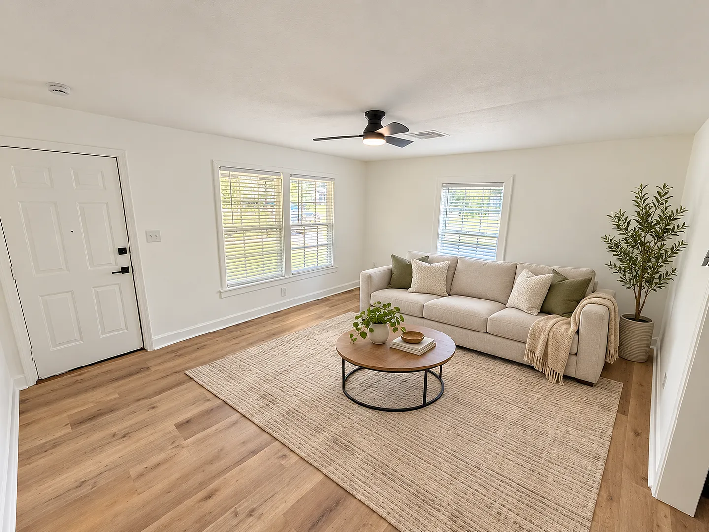 Inviting 3-Bedroom Vidor Home on a 28,837 Sq Ft Lot — Photo 2