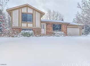 2256 Jamestown Dr SE, Kentwood, MI 49508