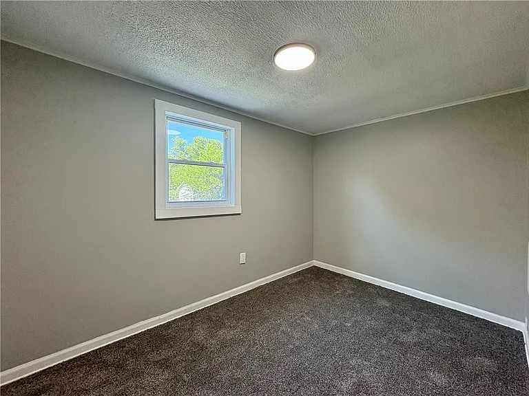 594 E Madison St — Photo 14