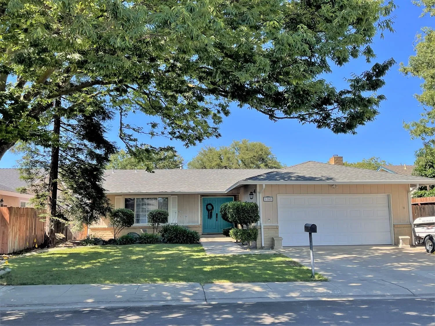 1705 Fernandes St photo 1