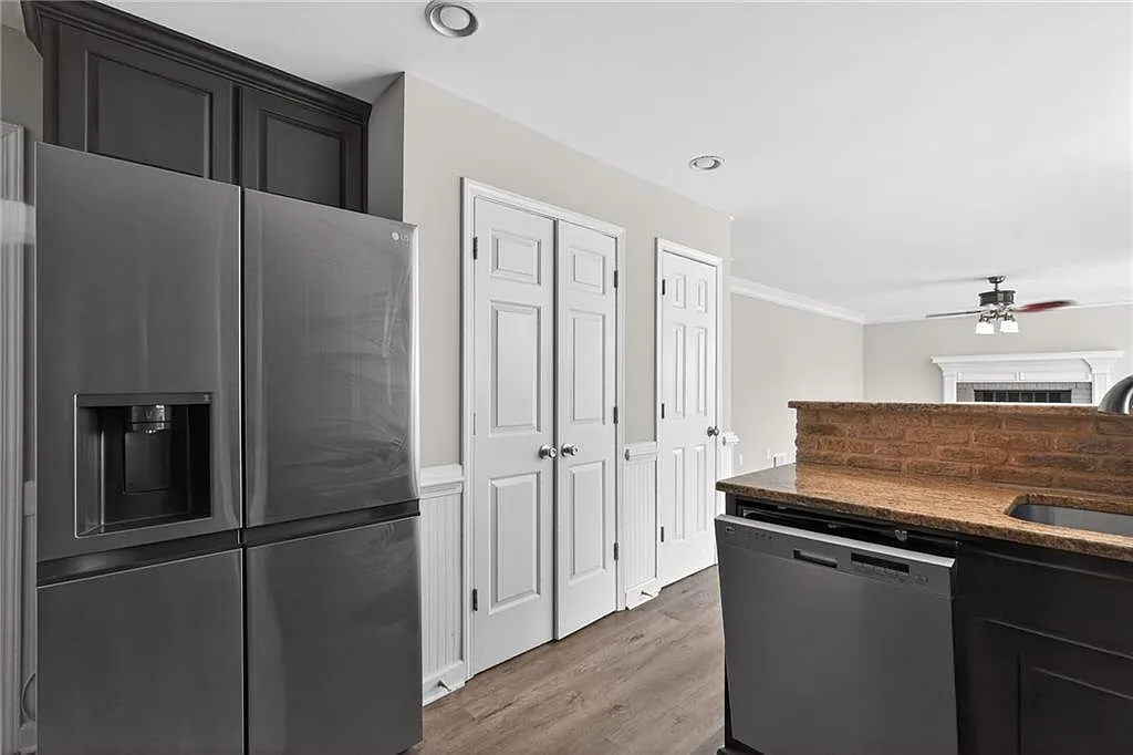 4 bed, 2.5 bath, 2308 sqft, $2,500 — Photo 4
