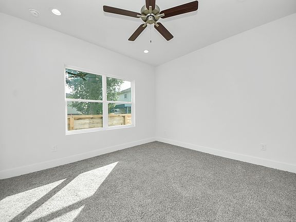 3rd image of 611 E 39th St #611B