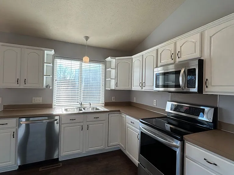 817 Lake Vista Dr — Photo 8