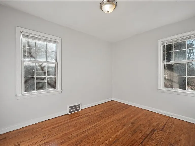 18627 Justine St — Photo 13
