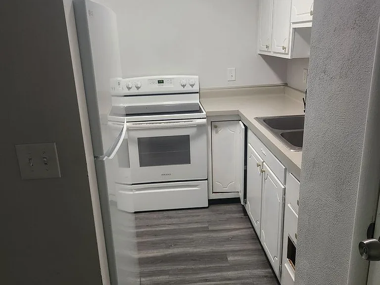 880 Parkview Avenue Battle Creek, MI — Photo 4
