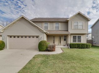 2 Tralee Ct, Bloomington, IL 61704