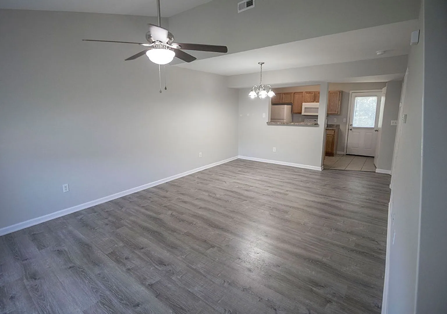 Large 4 bedroom Duplex — Photo 3