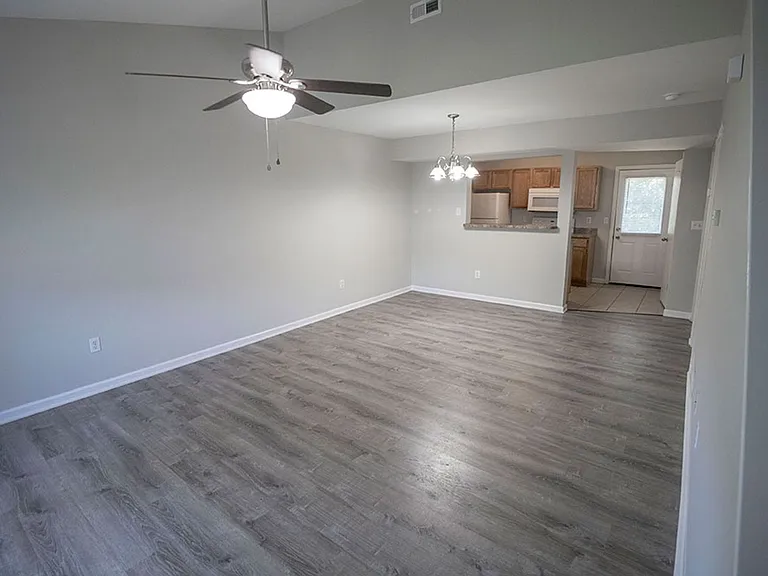 1405 Greensboro Dr — Photo 3