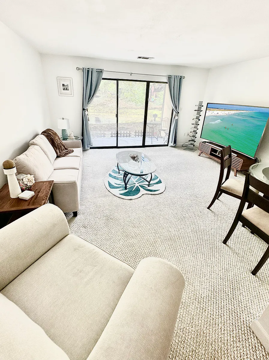 spacious living room - 109 Westlake Ct