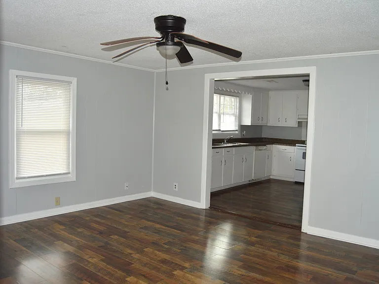 2010 Morgan Ave SW — Photo 2