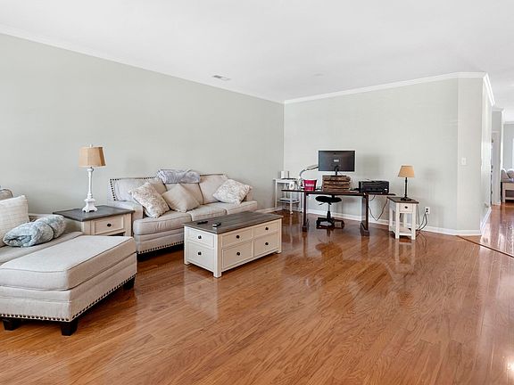 5th image of 136 Canterbury Dr
