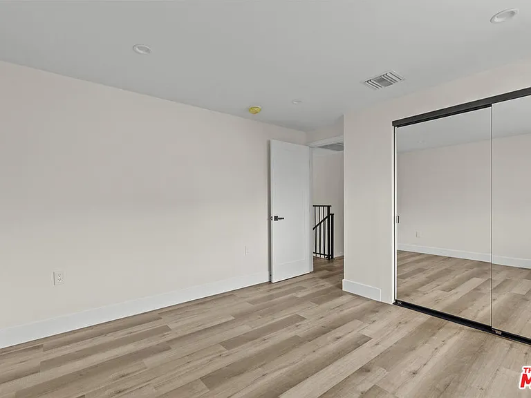546 N Genesee Ave — Photo 11