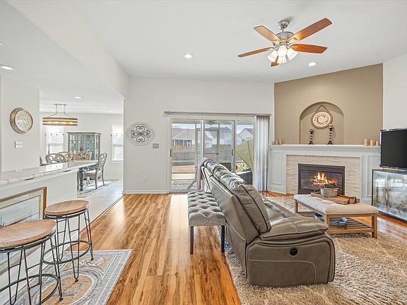 4th image of 4885 Lake Park Dr