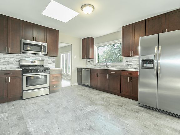 3rd image of 1106 E 159th Pl