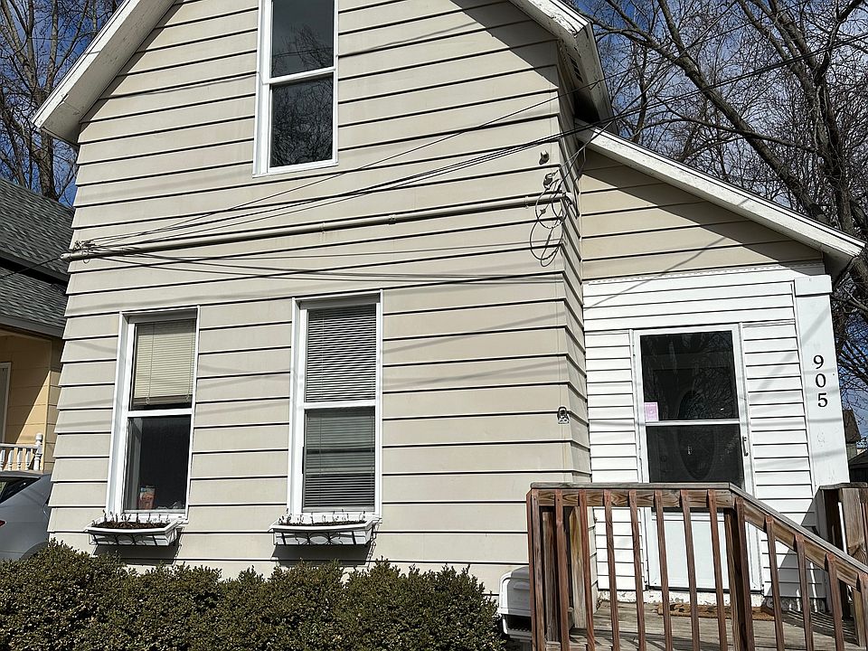 1st image of 905 Zeeland Ct NE