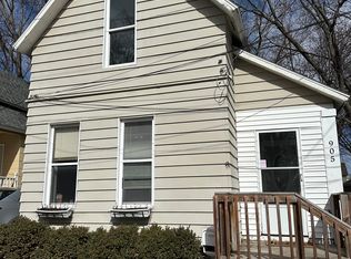 905 Zeeland Ct NE, Grand Rapids, MI 49503