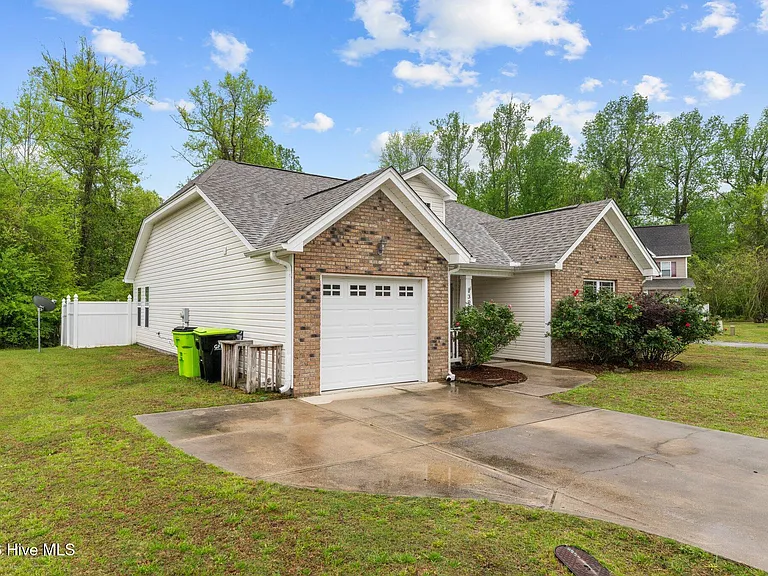300 Hawks Bluff Dr — Photo 2
