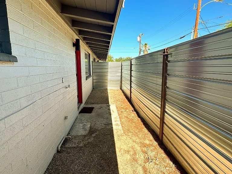 2756 N Forgeus Ave — Photo 2