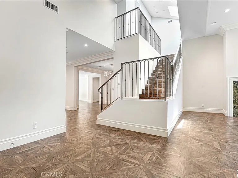 1714 W Oak St — Photo 5