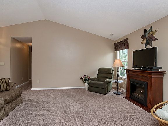 5th image of 939 Millbrook Dr