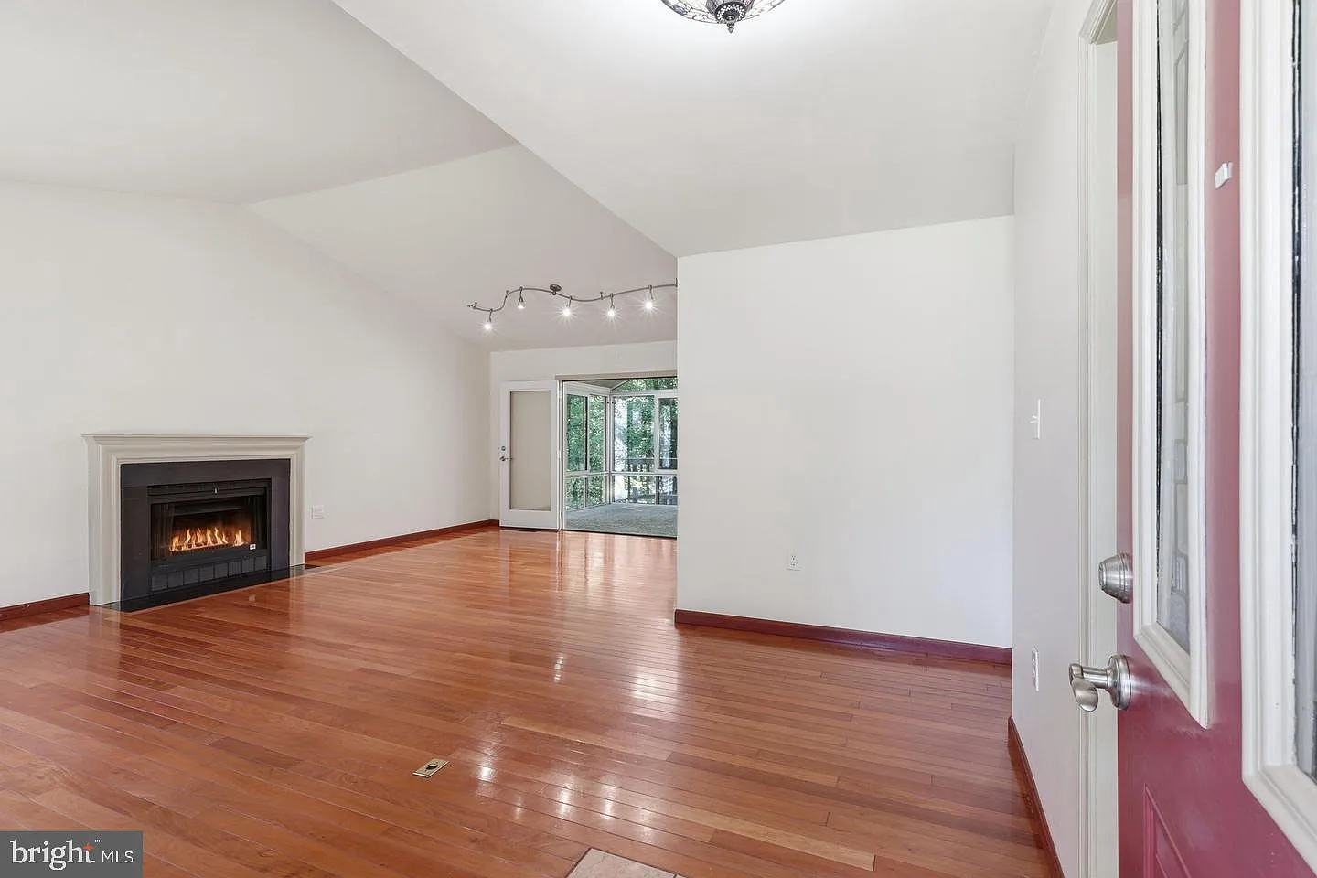 3 bed, 3.0 bath, 2228 sqft, $3,600 — Photo 4