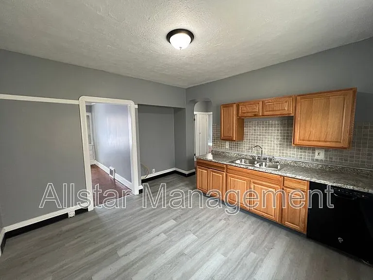 3255 E 139th St #UP — Photo 18