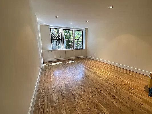 4th image of 156 Prince St APT 6A