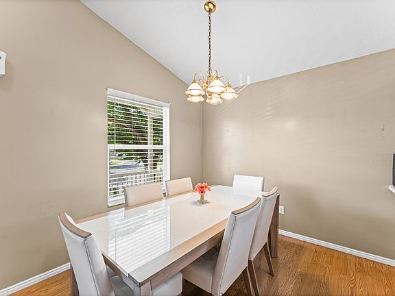 4th image of 3422 Briar Dr
