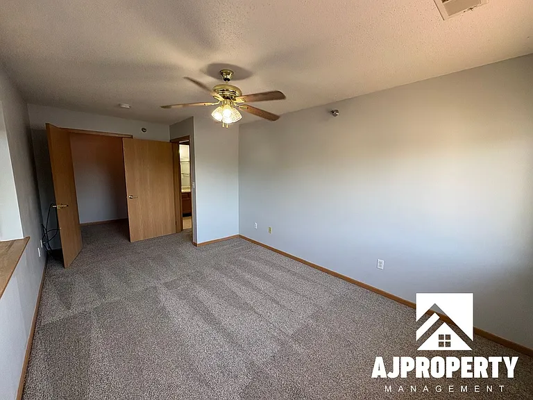 1000 S Summit Ave — Photo 25
