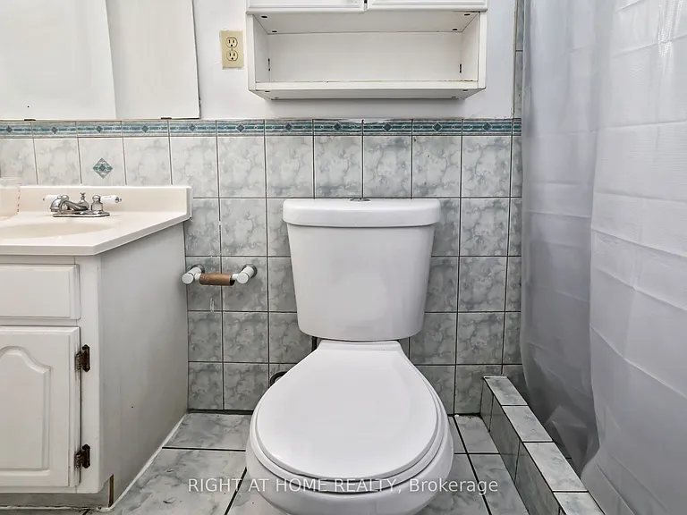 16 Kingsdown Dr #LOWER — Photo 7