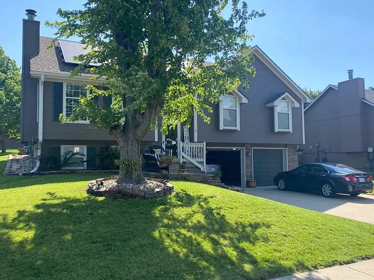 1217 NE Applewood St — Photo 2