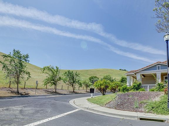 3rd image of 2418 Ridgewood Cir