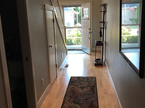 Gorgeous Townhome-Entry Hall
