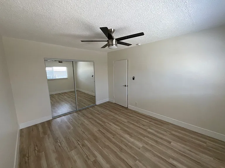 3942 Stevely Ave — Photo 7