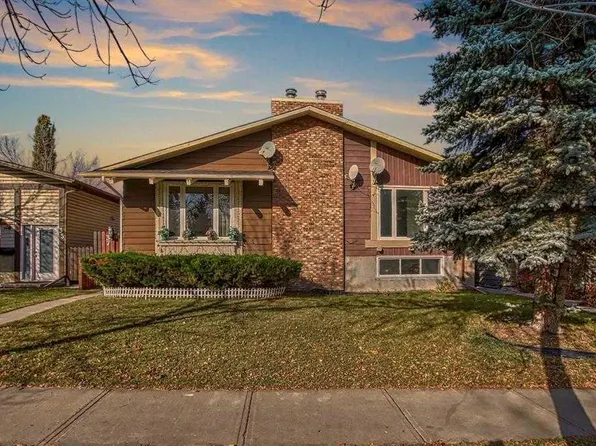 39 Bermuda Dr E, Calgary, AB T3K 1H5