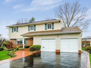 37 Richards Ct, Plainview, NY 11803